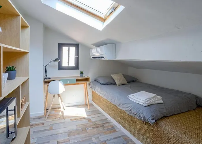 Studio Sous Les Toits Tres Bien Place Et Climatise